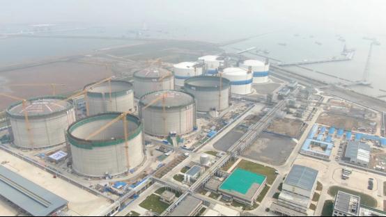 全球最大LNG低温储罐在盐城滨海升顶成功