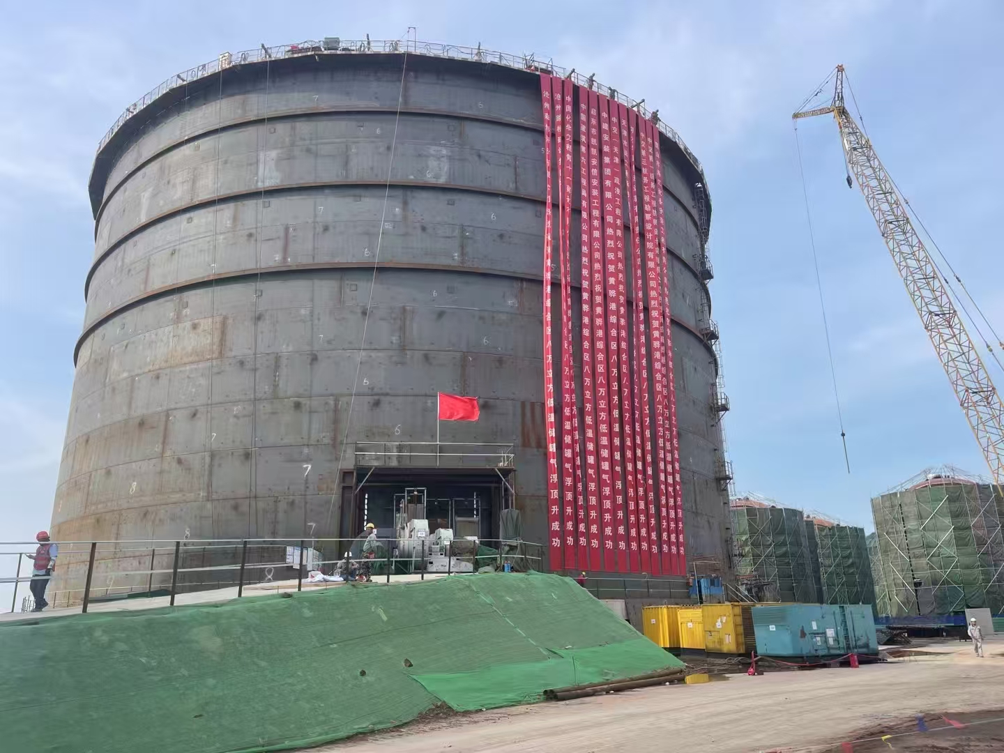 黄骅港综合港区液化码头2*8万方0306-T-001低温罐今日顶升成功